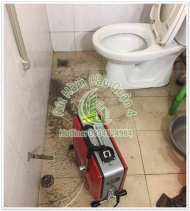 Cách thông bồn cầu bằng màng bọc thực phẩm trong nháy mắt