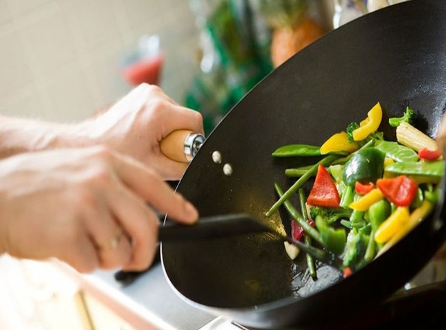 Trong quá trình nấu nướng cũng sinh ra mùi hôi