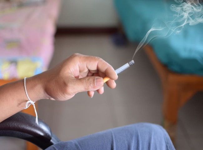 Mùi thuốc lá gây ra mùi hôi khó chịu trong phòng kín