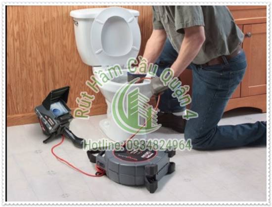 cách thông bồn cầu bằng nước sôi bạn nên cẩn thận